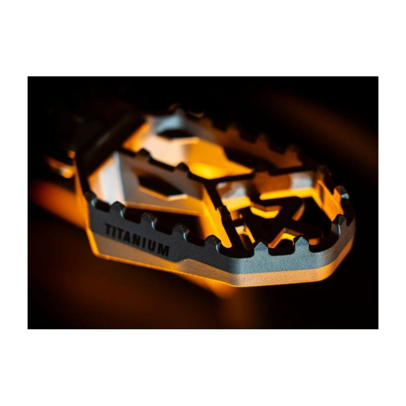 Akrapovič F-BM13T1 AKRAPOVIC Titanium voetsteunen voor de BMW GS Voetsteunen AKRAPOVIC Titanium voetsteunen voor de BMW GS